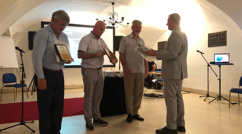James Ripley (rechts) dankte den ausscheidenden Vorstandsmitgliedern (von links nach rechts) Miguel Etchegoncelay (ARG, FR), Joop Boerstoel (NL) und Václav Blahunek (CZ)